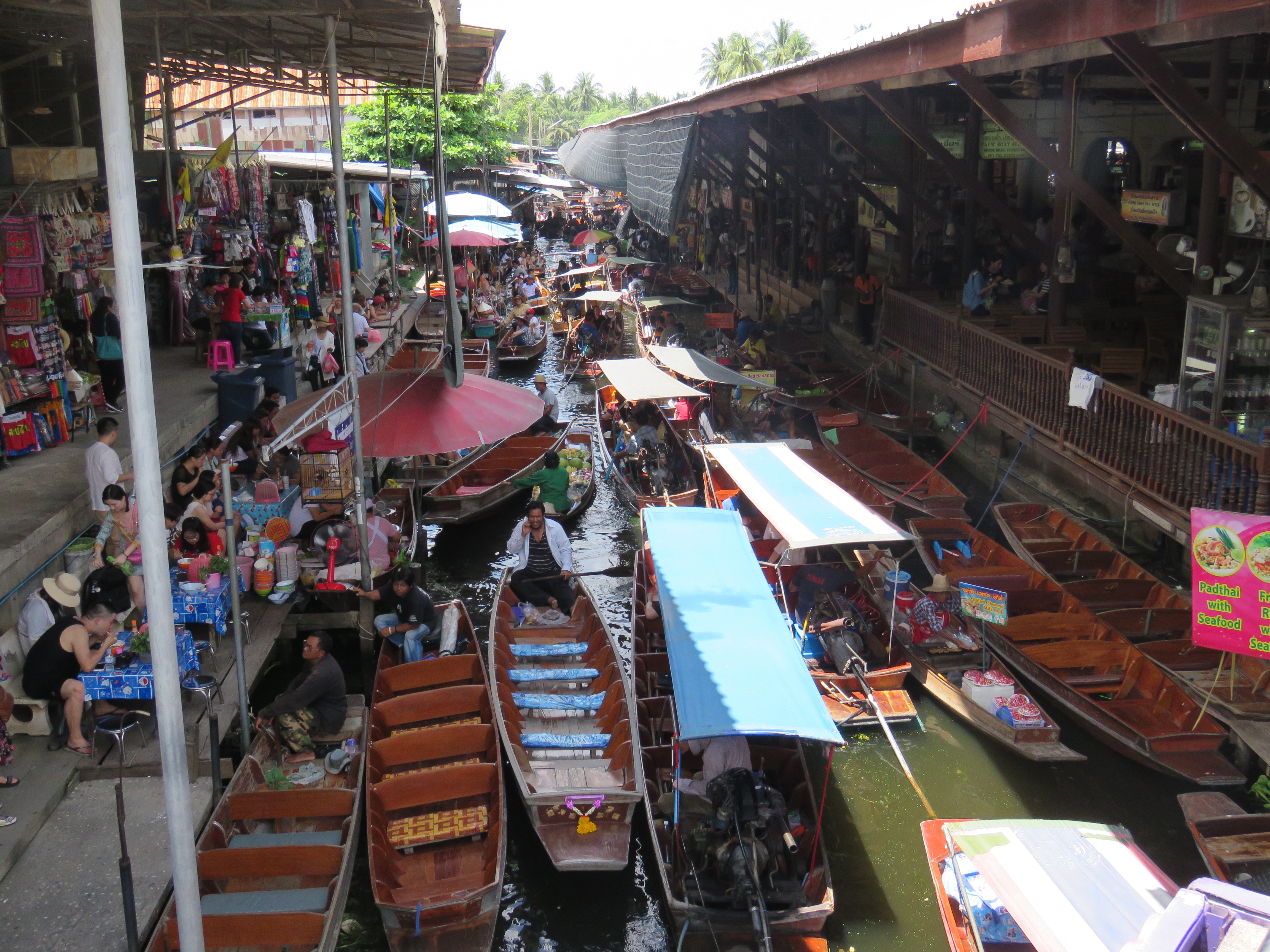 Floating Market at Damnoensaduak